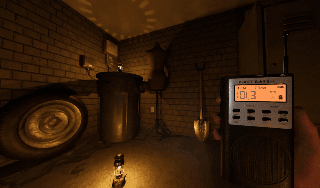 How to Use Walkie-Talkie in Phasmophobia